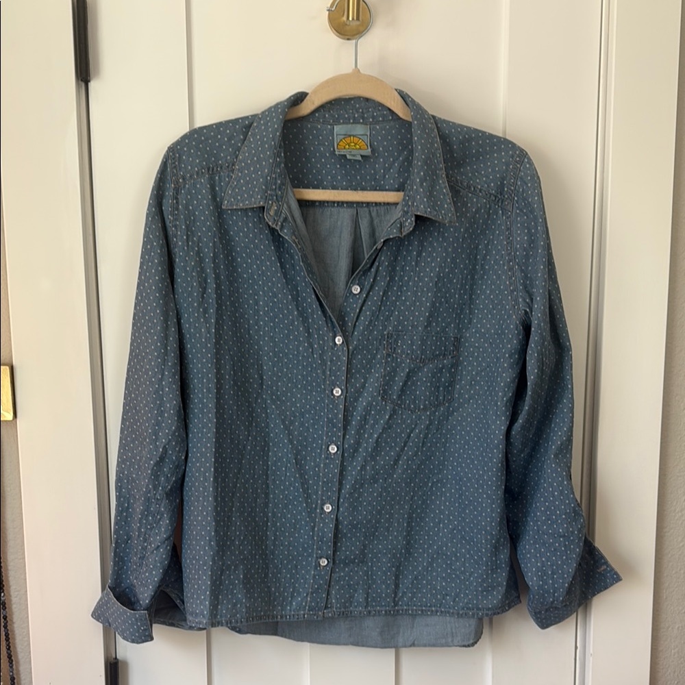 C&C California Chambray Dot Button Down Shirt Roll Tab Sleeve M